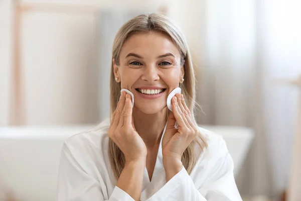 Nahaufnahme Porträt Einer Fröhlichen Frau Mittleren Alters Mit Blonden Haaren — Stockfoto