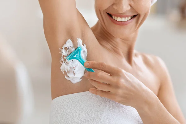 Recortado Axilas Afeitar Mujer Baño Señora Sonriente Irreconocible Envuelto Toalla — Foto de Stock