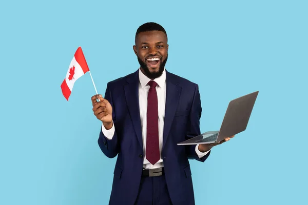 Empresário Negro Excitado Terno Com Bandeira Canadense Laptop Posando Sobre — Fotografia de Stock