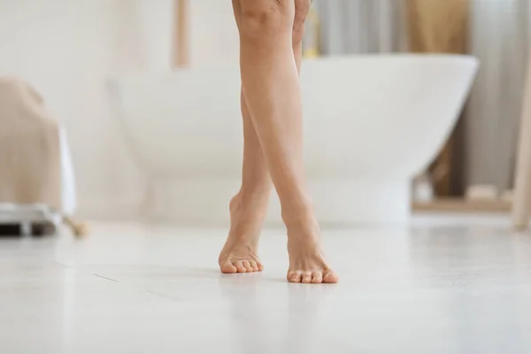 Nerozpoznatelné Ženské Nohy Nad Bílým Moderním Luxusním Koupelnovým Interiérem Oříznuté — Stock fotografie