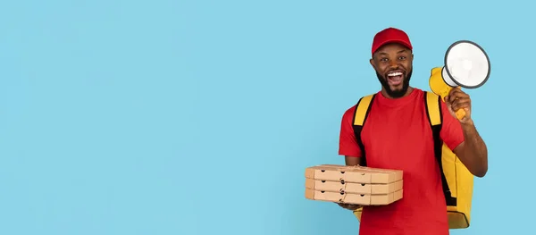 Skvělá Nabídka Veselý Black Delivery Guy Drží Pizza Boxy Megafon — Stock fotografie