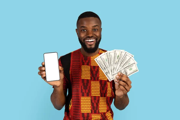 Alegre Negro Hombre Usando Traje Tradicional Africano Sosteniendo Smartphone Blanco — Foto de Stock