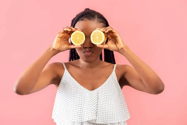Young Black Woman Braids Holding Lemon Halves Her Eyes Puckering — Stock Photo, Image