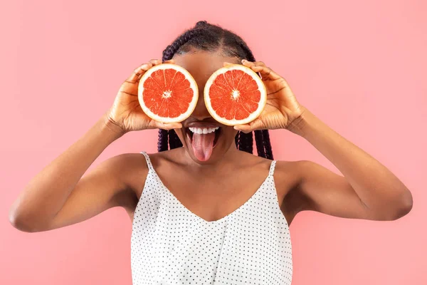 Mulher Negra Jovem Tola Cobrindo Olhos Com Metades Toranja Colando — Fotografia de Stock