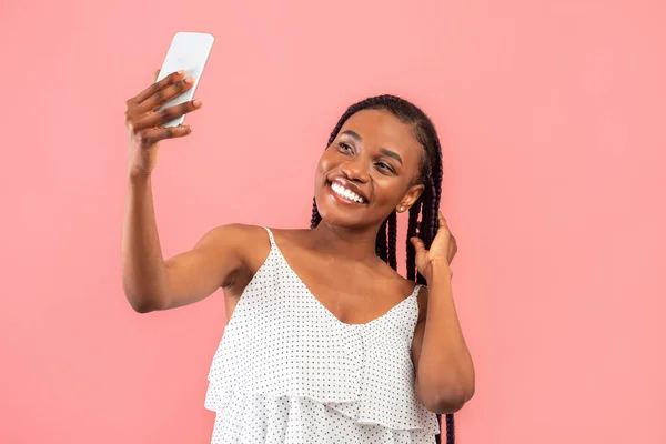 Encantadora Joven Negra Tomando Selfie Con Teléfono Inteligente Filmando Contenido — Foto de Stock