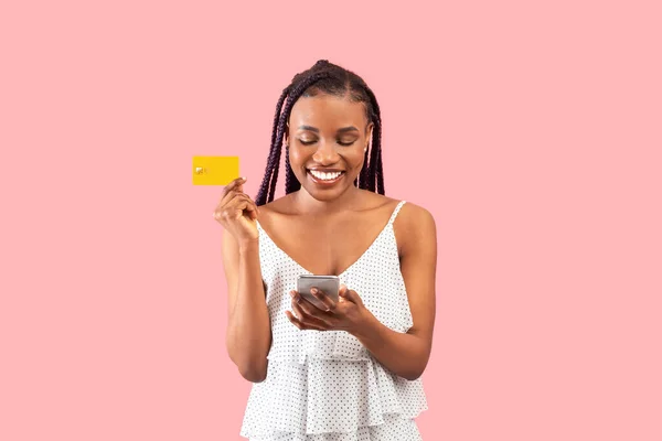 Potret Wanita Muda Afrika Amerika Yang Bahagia Memegang Kartu Kredit — Stok Foto