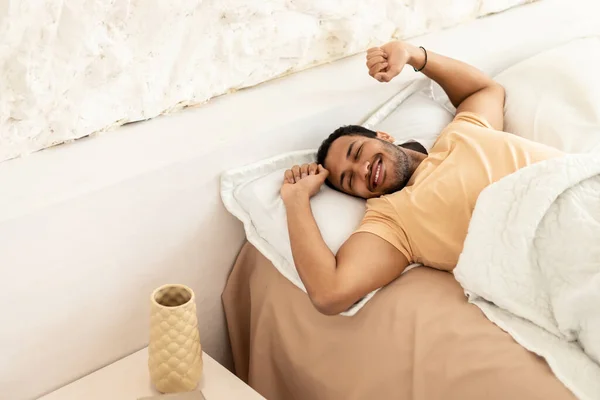 Radostný Arabský Muž Probouzející Natažené Paže Ležící Posteli Těší Ráno — Stock fotografie