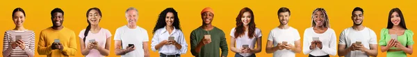 黄色の背景 スタジオ コラージュ フリースペースに隔離されたスマートフォンにカジュアルなタイピングで若いと大人の外国人男性と女性を笑顔 ソーシャルメディアチャット 新しい通常とCovid 19によるアプリ — ストック写真