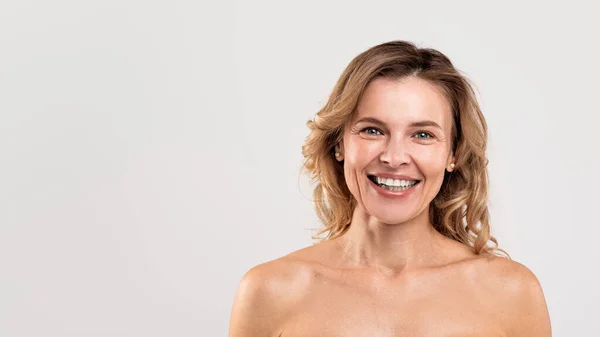 Beleza Natural Retrato Atraente Sorrindo Mulher Meia Idade Com Ombros — Fotografia de Stock