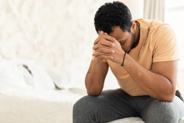 Depresyon Yatak Odasında Yatağında Oturan Stres Yalnızlık Yüzünden Acı Çeken — Stok fotoğraf