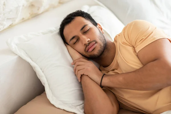 Близькосхідний Чоловік Спить Лежачи Ліжку Відпочиваючи Голова Подушці Сучасній Спальні — стокове фото