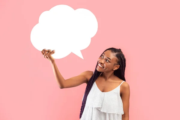 Jovem Mulher Negra Feliz Segurando Bolha Fala Branco Fundo Estúdio — Fotografia de Stock