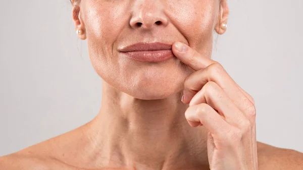 Closeup Shot Middle Aged Woman Wrinkles Face Touching Lips Finger — Stock Photo, Image