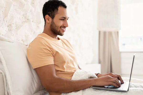 Side View Happy Arabic Mężczyzna Freelancer Korzystanie Laptop Computer Praca — Zdjęcie stockowe