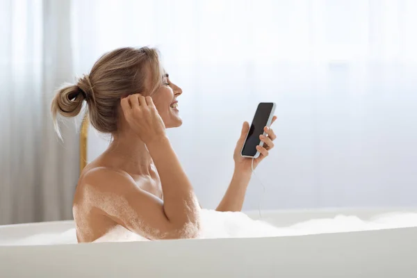 Mujer Rubia Mediana Edad Feliz Tomando Baño Espumoso Escuchando Música —  Fotos de Stock