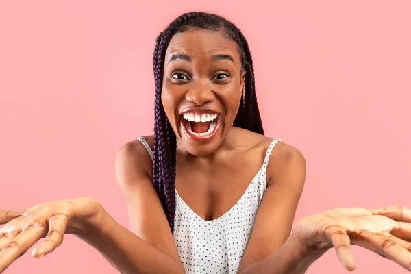 信じられないほどのオファー 衝撃的なニュース 巨大な販売または割引 若い黒人女性の感情が興奮し OgmやWowを叫び ピンクのスタジオの背景に肯定的な感情を表現する — ストック写真
