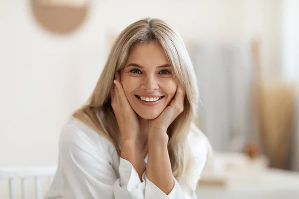 Mulher Meia Idade Loira Bonita Sorrindo Para Câmera Tocando Seu — Fotografia de Stock