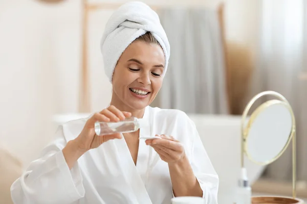 Ελκυστική Μεσήλικη Γυναίκα Που Χρησιμοποιεί Tonner Καθαρίζει Όμορφο Δέρμα Της — Φωτογραφία Αρχείου