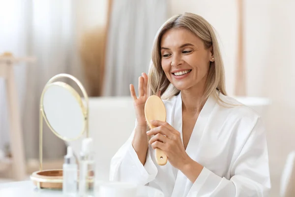 Glückliche Hübsche Erwachsene Dame Die Ihre Seidigen Blonden Haare Vor — Stockfoto