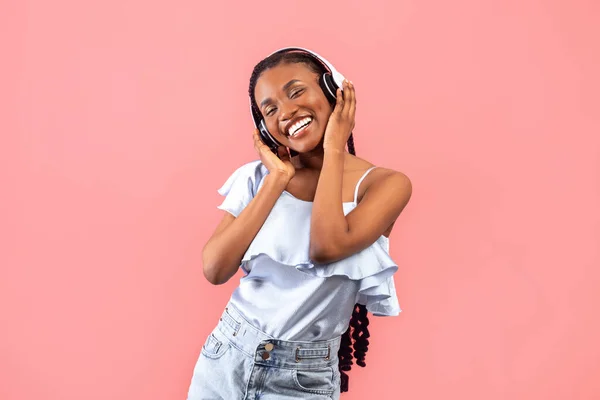 Jovem Mulher Negra Feliz Fones Ouvido Sem Fio Ouvindo Música — Fotografia de Stock