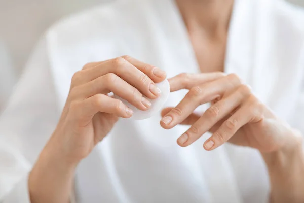 Mano Mujer Quitando Esmalte Uñas Con Almohadilla Algodón Blanco Señora —  Fotos de Stock