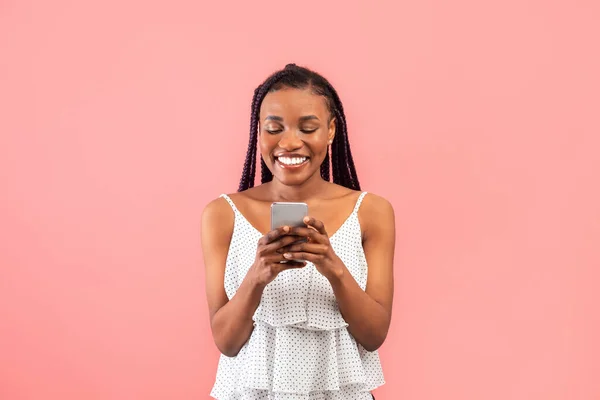 Wanita Kulit Hitam Muda Yang Bahagia Menggunakan Smartphone Chatting Online — Stok Foto