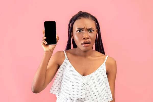 Verward Jonge Zwarte Vrouw Toont Mobiele Telefoon Met Blanco Scherm — Stockfoto