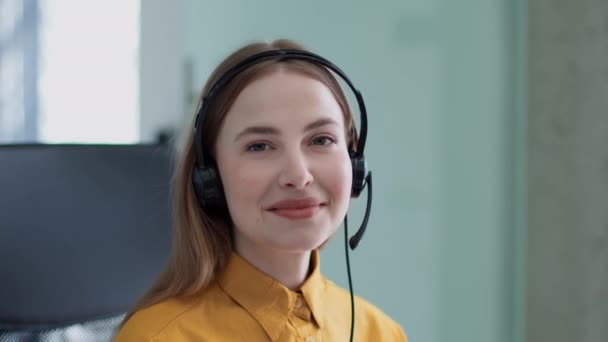 Joven Mujer Profesional Positiva Operador Línea Ayuda Con Auriculares Girando — Vídeos de Stock