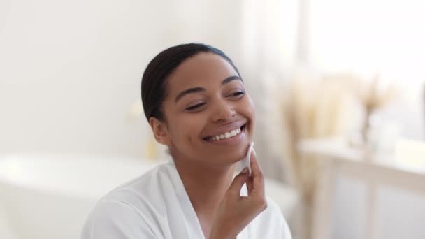 Concepto Cuidado Facial Primer Plano Retrato Una Joven Afroamericana Feliz — Vídeos de Stock