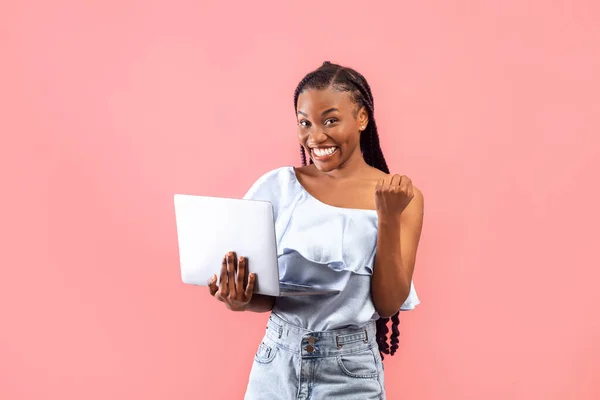 Internet Ganha Jovem Mulher Negra Alegre Com Laptop Fazendo Gesto — Fotografia de Stock