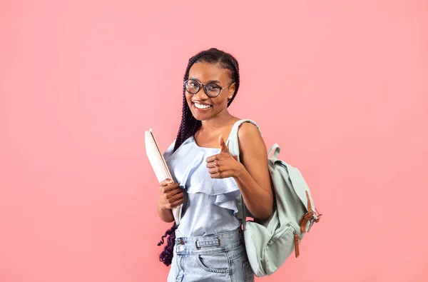 Молодая Чернокожая Студентка Книгами Рюкзаком Показывающая Большой Палец Вверх Улыбающаяся — стоковое фото