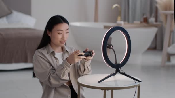 Technologies Divertissement Blogueuse Asiatique Populaire Montrant Nouveau Joystick Sans Fil — Video