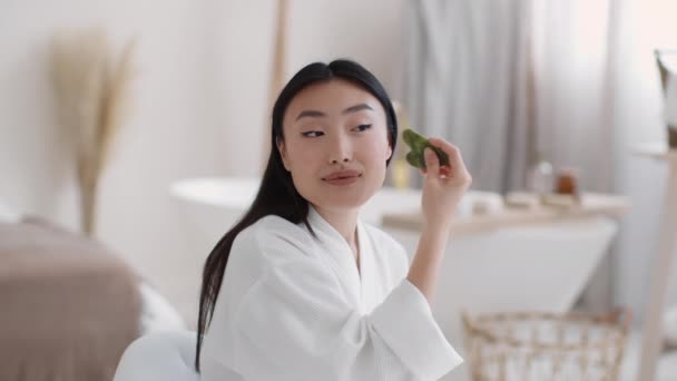 Domowe Rzeźbienie Twarzy Młoda Piękna Azjatycka Kobieta Robi Masaż Podnoszenia — Wideo stockowe