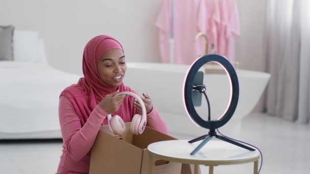 Novo Dispositivo Desembalagem Jovem Senhora Negra Muçulmana Feliz Usando Lenço — Vídeo de Stock