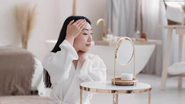 Selvkærlighedskoncept Ung Smuk Asiatisk Dame Ser Spejlet Inspicerer Hendes Udseende – Stock-video