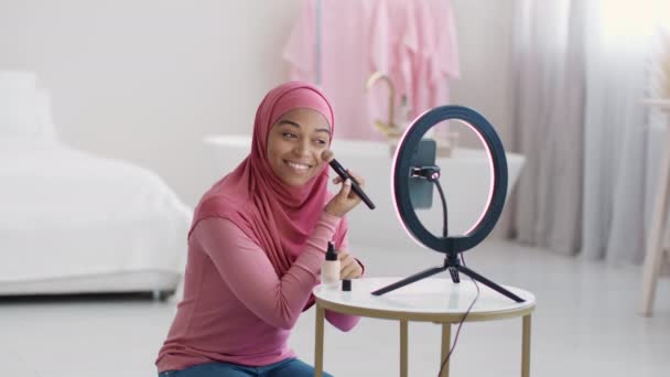 Jovem Positivo Muçulmano Afro Americano Senhora Beleza Blogger Gravação Vídeo — Vídeo de Stock