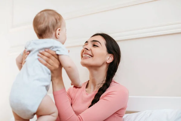 Las Madres Aman Feliz Joven Mamá Sosteniendo Pequeño Bebé Sonriéndole —  Fotos de Stock