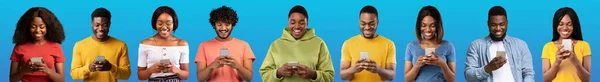 青い背景の上に立っている間にスマートフォンを使用して陽気な黒人男性と女性 幸せな若いアフリカ系アメリカ人モバイル通信やオンラインゲームを楽しむ人 コラージュ パノラマ — ストック写真