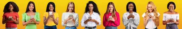 Porträts Glücklicher Multiethnischer Frauen Die Smartphones Über Gelbem Studiohintergrund Benutzen — Stockfoto