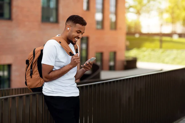 Τεχνολογική Έννοια Χαρούμενος Αφροαμερικάνος Που Χρησιμοποιεί Κινητό Και Χαμογελά Περπατάει — Φωτογραφία Αρχείου