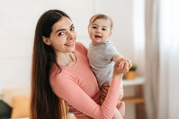 Anneliğin Mutluluğu Mutlu Bir Annenin Portresi Küçük Tatlı Bir Kızı — Stok fotoğraf