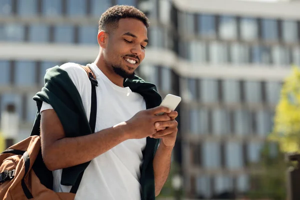 Homem Negro Feliz Desfrutando Tempo Livre Livre Mensagens Texto Smartphone — Fotografia de Stock