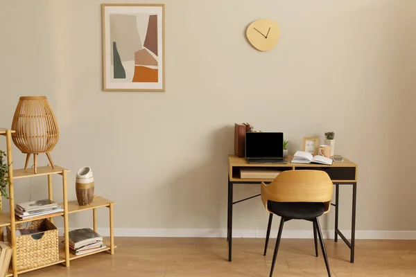 노트북 현대적 라이트 하우스 사무실 화면에 흉내를 있습니다 테이블 휴대용 — 스톡 사진