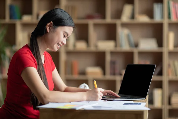 Feliz Dama Coreana Adolescente Hace Notas Mesa Con Ordenador Portátil — Foto de Stock