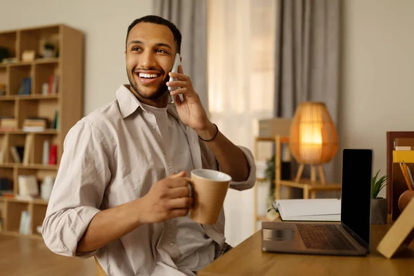 Kahveli Cep Telefonlu Bilgisayarlı Fotokopi Makineli Genç Afro Amerikalı Bir — Stok fotoğraf