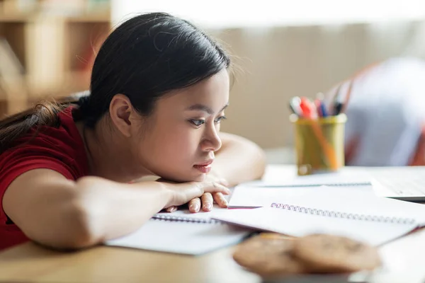 Aburrido Cansado Triste Adolescente Chino Estudiante Estudio Solo Encuentra Mesa — Foto de Stock