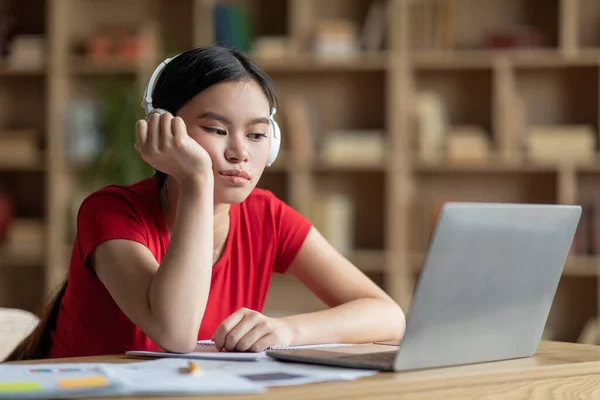 Cansado Adolescente Asiático Senhora Fones Ouvido Adormece Mesa Com Laptop — Fotografia de Stock