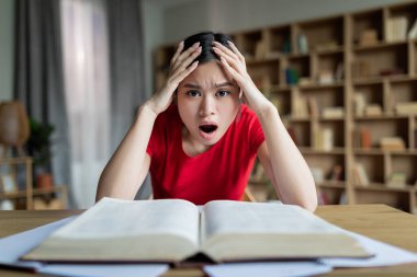 Masada ağzı açık, içi kitapla dolu ve içi kütüphane gibi yerleri olan Çinli kız öğrencileri şok etti. Evde eğitim, aşırı çalışma, sınav hazırlığı ve covid-19 salgını nedeniyle yüz ifadesi