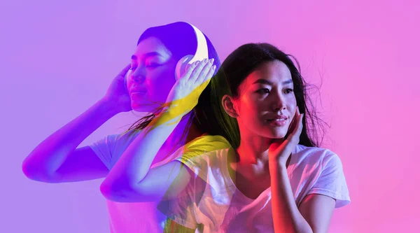新しいワイヤレスステレオヘッドフォン グラデーションの二重露光コラージュ パノラマを夢見ている魅力的な千年のアジアの女性 現代のテクノロジーとエンターテイメントのコンセプト — ストック写真