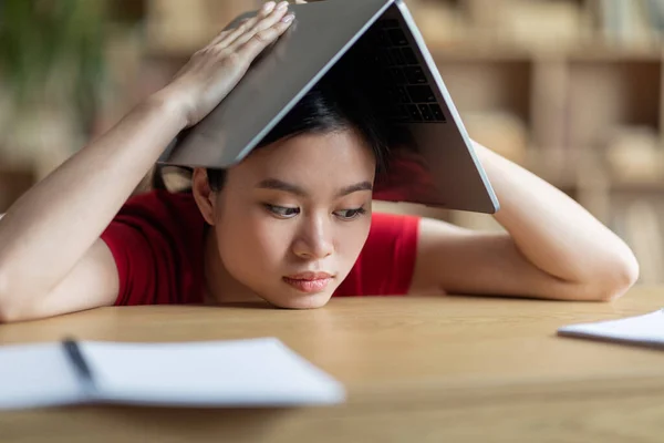 Cansado Frustrado Adolescente Asiático Menina Faz Telhado Com Livro Sua — Fotografia de Stock